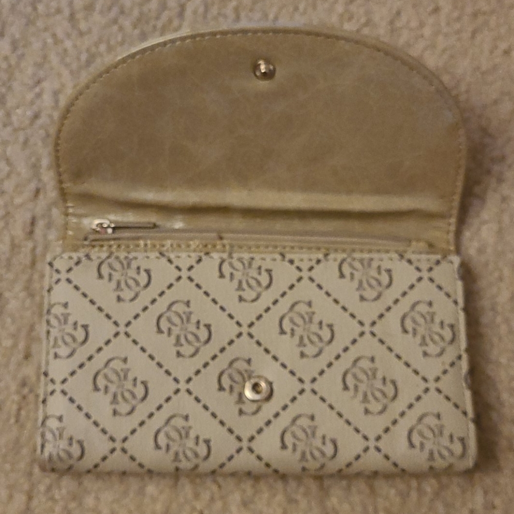 Guess Wallet - Picture 3 of 8